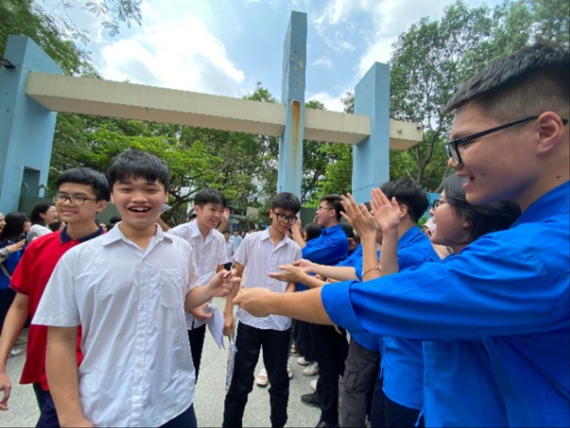 Thí sinh phấn khởi sau khi hoàn thành tốt bài thi môn Toán trong kỳ thi tuyển sinh lớp 10 công lập sáng 8/6.