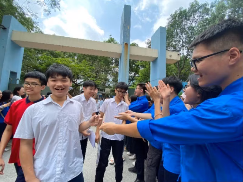 Thí sinh phấn khởi sau khi hoàn thành tốt bài thi môn Toán trong kỳ thi tuyển sinh lớp 10 công lập sáng 8/6.