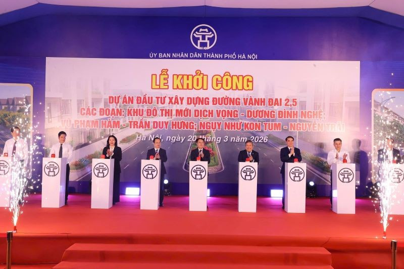 Chủ tịch Ủy ban nhân dân thành phố Hà Nội Vũ Đại Thắng và các đại biểu thực hiện nghi lễ khởi công dự án đầu tư xây dựng ba đoạn đường trên tuyến đường Vành đai 2,5.