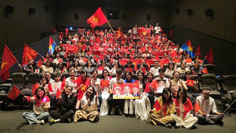 Các bạn trẻ hào hứng xem phim "Tổ quốc trong tim: The concert film"