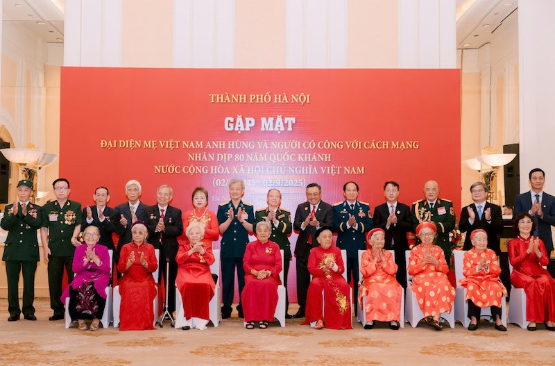 Các đồng chí lãnh đạo thành phố Hà Nội gặp mặt, tri ân người có công với cách mạng nhân kỷ niệm 80 năm Quốc khánh 2/9.