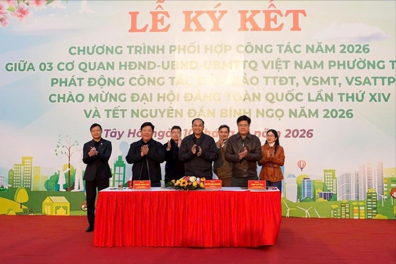 Lễ ký kết chương trình phối hợp công tác năm 2026 giữa Thường trực Hội đồng nhân dân-Ủy ban nhân dân-Ủy ban Mặt trận Tổ quốc Việt Nam phường Tây Hồ. (Ảnh: Nguyên Anh)