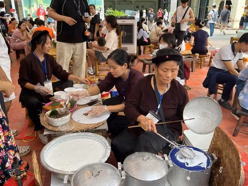 Gian hàng Bánh cuốn Thanh Trì tất bật tráng bánh phục vụ du khách.