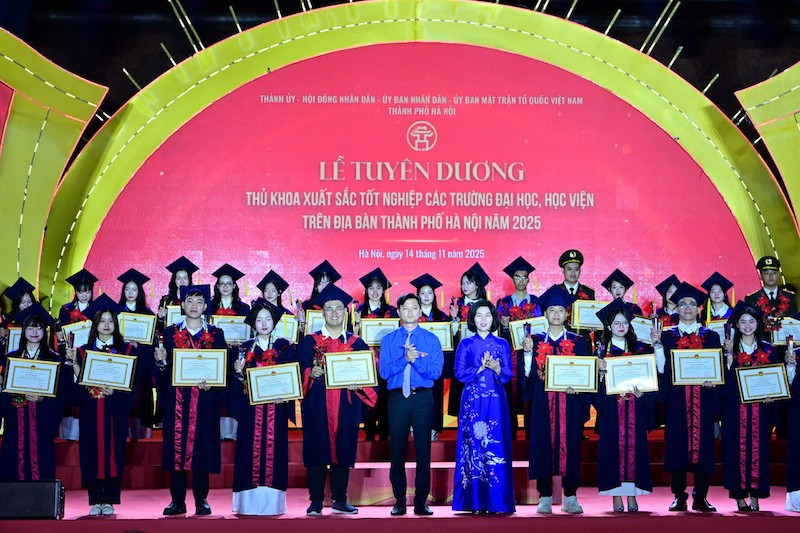 Đại diện các ban, bộ, ngành, đoàn thể trao Bằng khen tặng các thủ khoa xuất sắc của thành phố Hà Nội năm 2025.