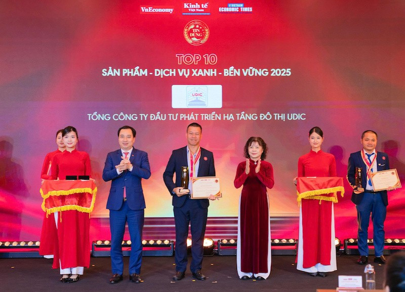 Ông Trần Vũ Quang - Phó Tổng Giám đốc Tổng công ty UDIC vinh dự nhận cúp và chứng nhận từ Ban tổ chức.