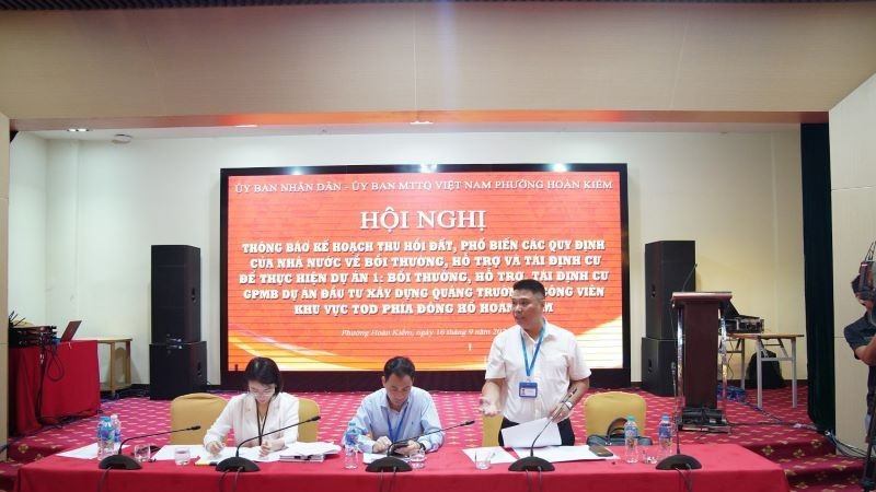 Đại diện UBND phường Hoàn Kiếm thông tin về dự án với các chủ sử dụng đất. (Ảnh: TRẦN HOÀNG)