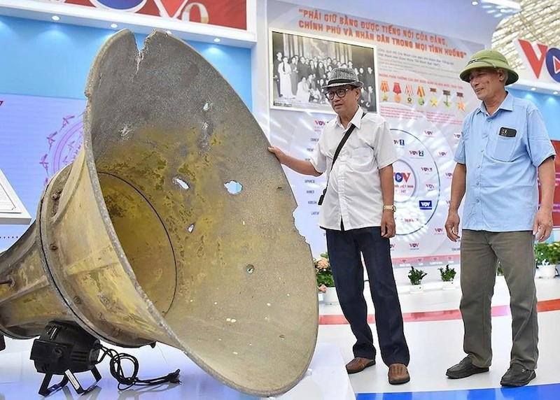 Người dân tham quan chiếc loa phóng thanh đặt tại vĩ tuyến 17 trong những năm kháng chiến chống Mỹ, nay được trưng bày tại gian trưng bày của Đài Tiếng nói Việt Nam tại Triển lãm quốc gia.