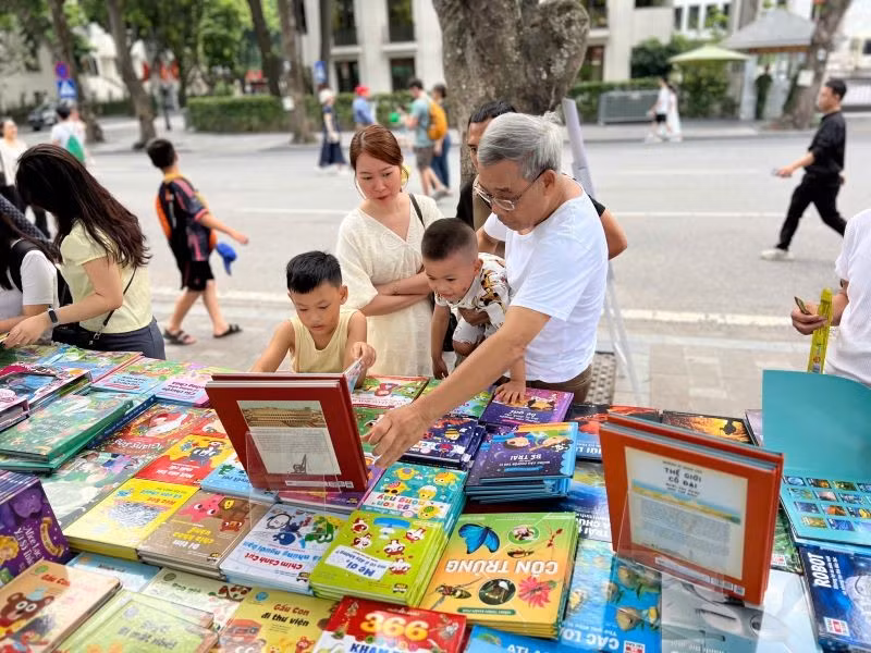 Các độc giả tham quan Hội sách Hà Nội năm 2025. (Ảnh: PV)