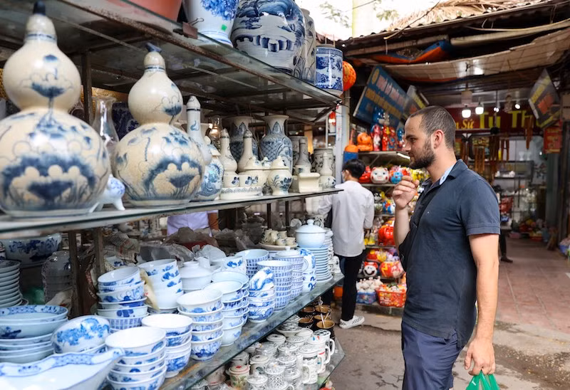 Khách du lịch nước ngoài tham quan làng gốm Bát Tràng (Hà Nội). (Ảnh: Đăng Anh)