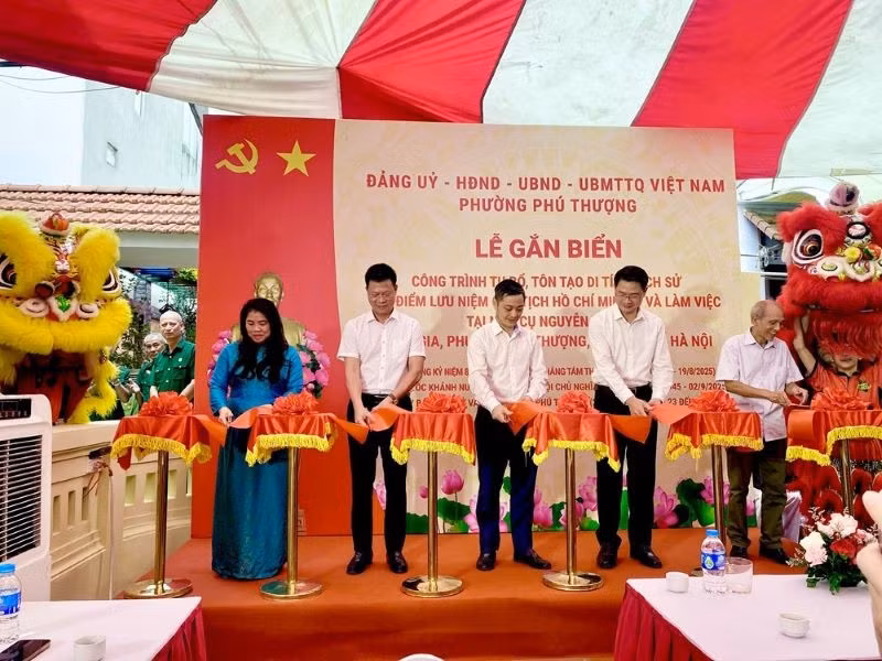 Các đại biểu cắt băng khánh thành công trình tôn tạo di tích lịch sử Đại điểm lưu niệm Chủ tịch Hồ Chí Minh tại nhà cụ Nguyễn Thị An (phường Phú Thượng, Hà Nội). (Ảnh: THẢO HƯƠNG)