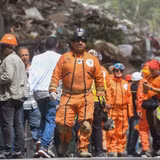Lực lượng cứu hộ tìm kiếm nạn nhân sau động đất tại Chacao, Venezuela. (Ảnh: Tân hoa xã/TTXVN)