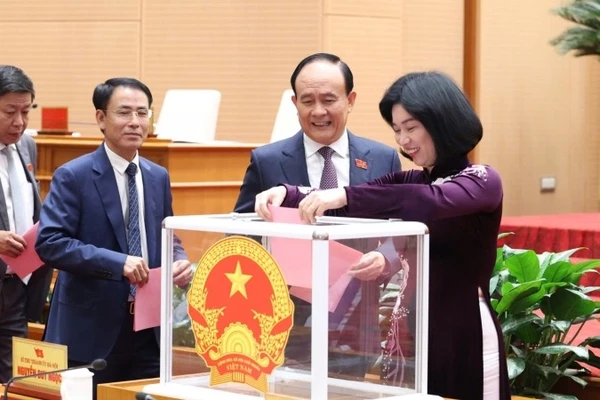 Các đại biểu Hội đồng nhân dân thành phố bỏ phiếu bầu chức vụ Chủ tịch Ủy ban nhân dân thành phố Hà Nội.