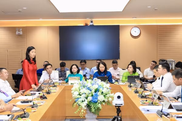 Đại biểu Hội đồng nhân dân thành phố Hà Nội thảo luận tại tổ.