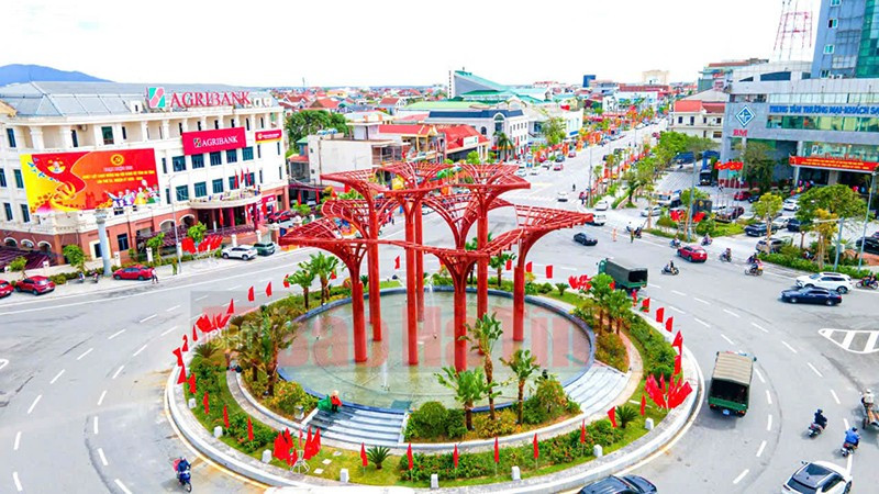 Đường phố rực rỡ cờ hoa trong những ngày diễn ra Đại hội Đảng bộ tỉnh Hà Tĩnh, nhiệm kỳ 2025-2030.