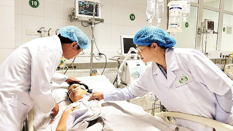 Nhân viên y tế ở Bệnh viện Sản Nhi Nghệ An bị người nhà bệnh nhân đâm ngày 23/10/2025 phải đi cấp cứu. Ảnh | Báo Tiền phong