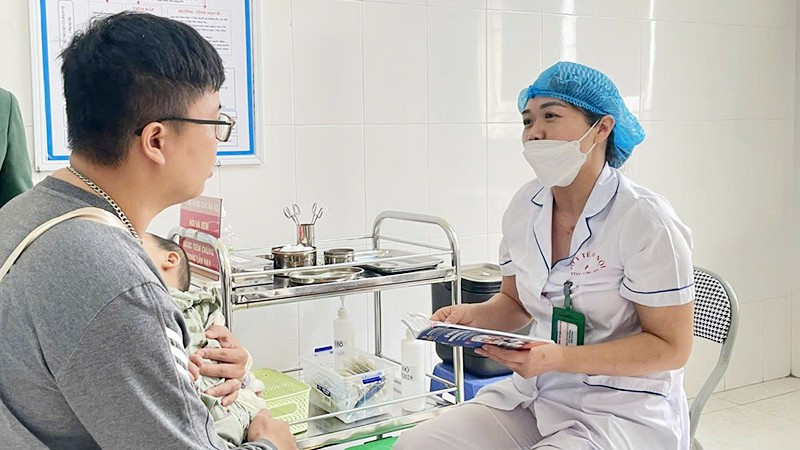 Nhiều người dân tới khám chữa bệnh tại trạm y tế cấp xã vì thuận tiện, gần nhà.