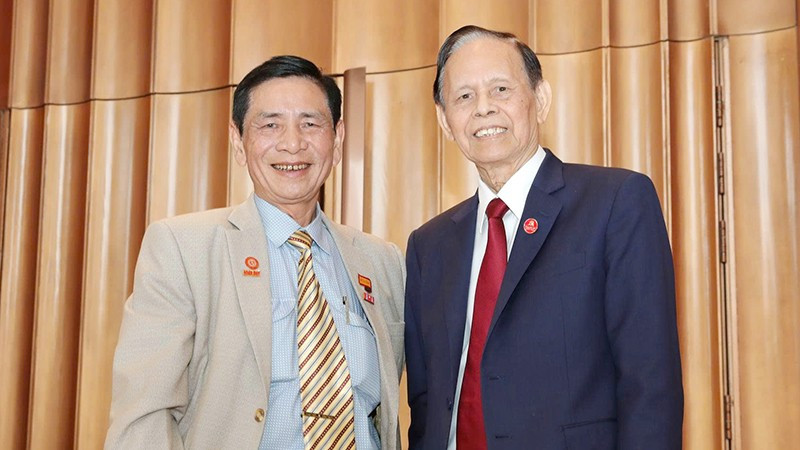 Nhà báo Trần Danh Lân (trái) và nhà báo Hồng Vinh, nguyên Tổng Biên tập Báo Nhân Dân.