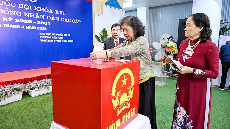 Cử tri bỏ phiếu tại khu vực bỏ phiếu số 12, phường Cửa Nam, thành phố Hà Nội.