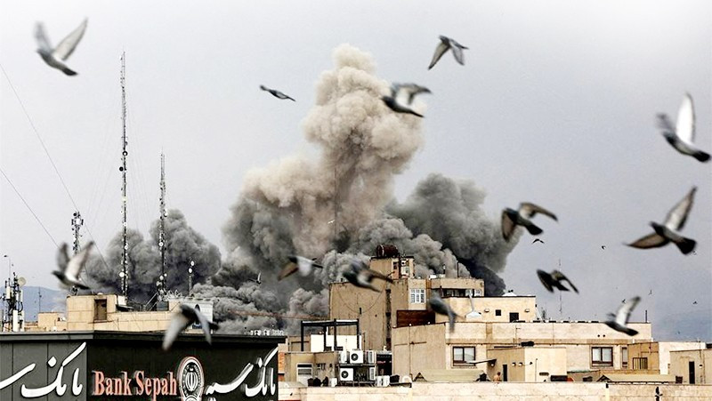 Khói bốc lên sau cuộc tấn công của Mỹ và Israel tại Tehran (Iran) ngày 2/3. Ảnh | Reuters