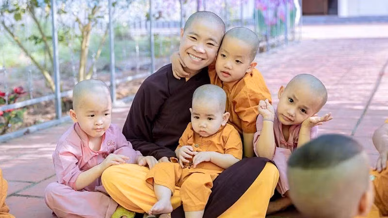 Sư Thích Đàm Ngoan và các bé ở Trung tâm Từ thiện xã hội chùa Hồi Long.