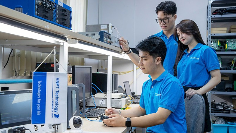 Đội ngũ kỹ sư trẻ của VNPT Technology nghiên cứu, phát triển sản phẩm và giải pháp công nghệ. Ảnh | SƠN TÙNG