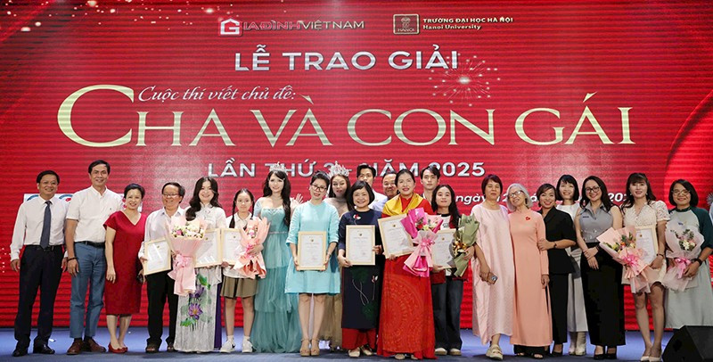 Các tác giả đoạt giải chụp ảnh lưu niệm tại Lễ tổng kết và trao giải Cuộc thi viết “Cha và con gái” lần thứ ba. Ảnh | KHIẾU MINH