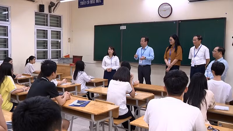 Lãnh đạo Sở Giáo dục và Đào tạo Hà Nội động viên thí sinh tại một điểm thi vào lớp 10 năm học 2025-2026.