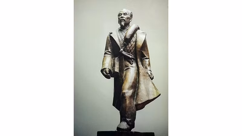 Người cha của các lực lượng vũ trang, 1984, tượng thạch cao của Nguyễn Minh Đỉnh.