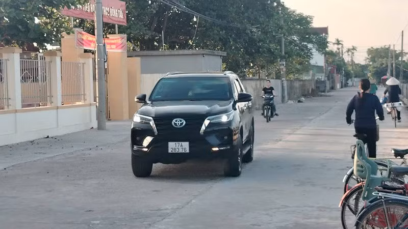 Đường làng khang trang, sạch đẹp.