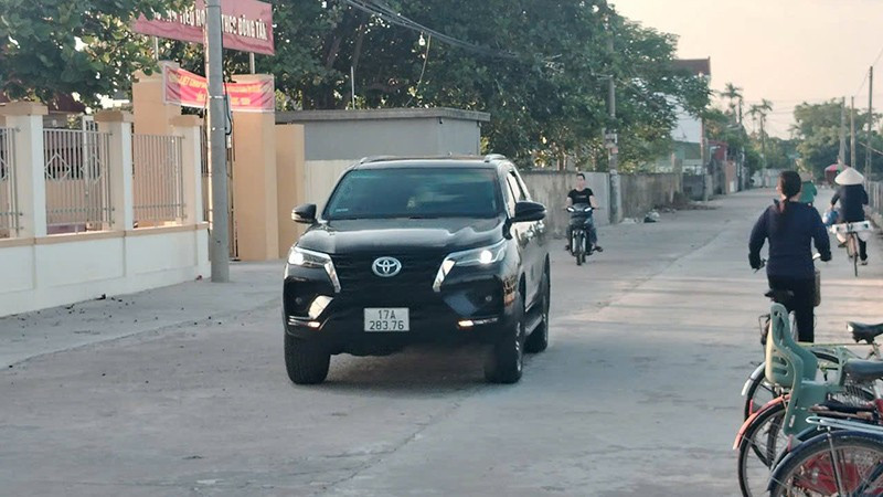 Đường làng khang trang, sạch đẹp.