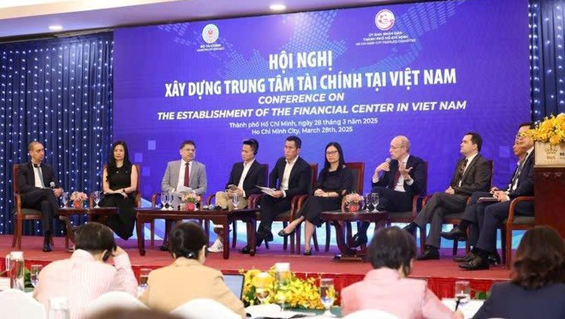 Các diễn giả tham gia thảo luận về các sáng kiến đột phá phát triển Trung tâm tài chính tại Việt Nam.