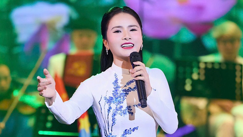 Ca sĩ Thành Lê.