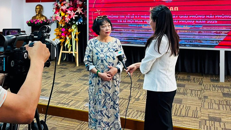 PGS, TS Nguyễn Thị Minh Thái trả lời phỏng vấn tại buổi họp báo.