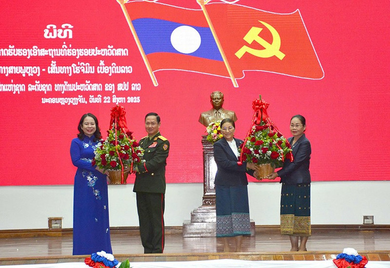 Phó Chủ tịch nước Võ Thị Ánh Xuân và Phó Chủ tịch nước Lào Pany Yathotou tặng hoa cho các đơn vị liên quan của Lào tại buổi lễ. (Ảnh: TRỊNH DŨNG) 2.jpg