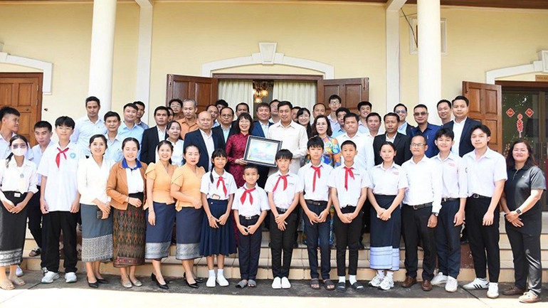 Bí thư, Tỉnh trưởng tỉnh Champasak Alounxay Sounnalath và Tổng Lãnh sự Tạ Phương Dung cùng các em học sinh tham dự hội thảo. (Ảnh: Cộng tác viên) 4-4844.jpg