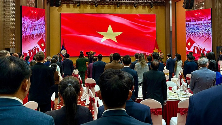 Các đại biểu, khách mời thực hiện nghi thức chào cờ tại buổi lễ. (Ảnh: TRỊNH DŨNG) 4.jpg