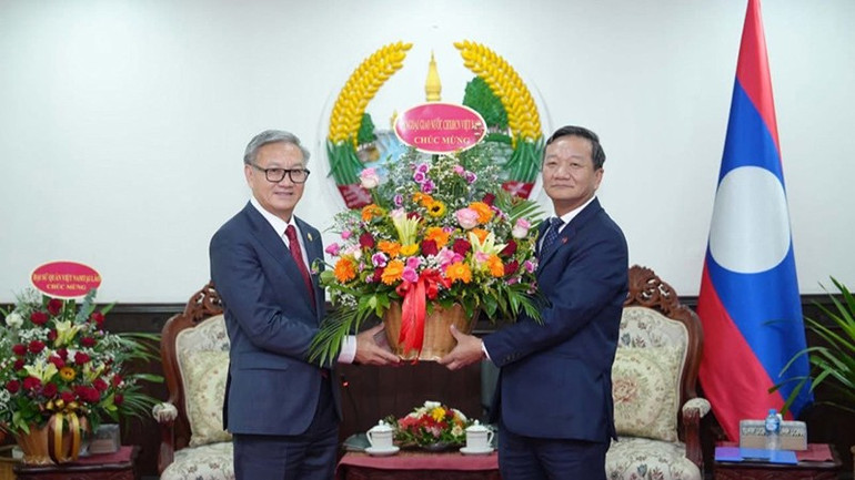 Đại sứ Nguyễn Minh Tâm chúc mừng Bộ trưởng Ngoại giao Lào Thongsavanh Phomvihane. (Ảnh: Cộng tác viên) 4.jpg