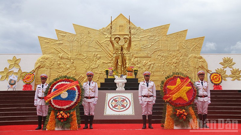 Tượng đài Liên minh chiến đấu Việt-Lào tại huyện Paksong, tỉnh Champasak (Nam Lào). (Ảnh: Hải Tiến) ndo_br_1.jpg