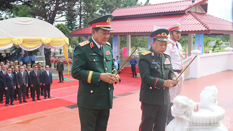 Thượng tướng Võ Minh Lương và Thượng tướng Thongloi Silivong cùng cán bộ, nhân dân tỉnh Champasak dâng hương tưởng niệm các anh hùng liệt sĩ. ndo_br_2.jpg