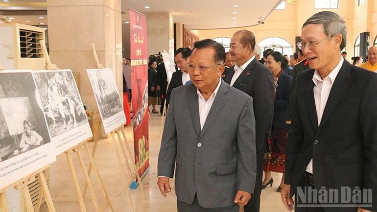 Các đồng chí lãnh đạo Đảng, Nhà nước Lào dự triển lãm. ndo_br_8.jpg