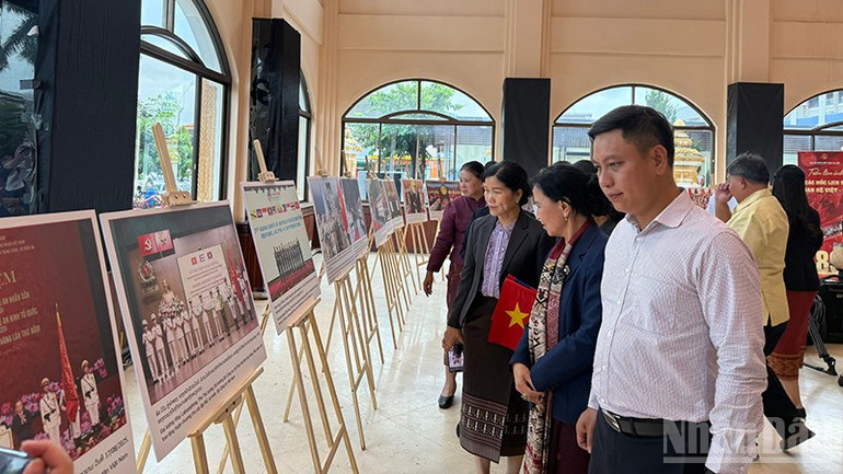 Triển lãm thu hút sự quan tâm của đông đảo người dân hai nước Việt Nam-Lào. ndo_br_7.jpg