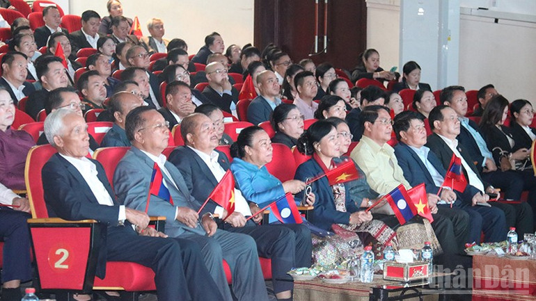 Các đồng chí lãnh đạo Đảng, Nhà nước Lào tới tham dự sự kiện. ndo_br_5.jpg