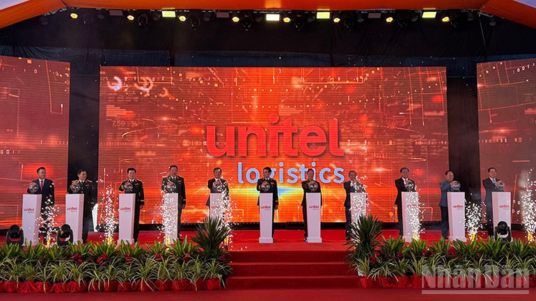 Các đại biểu bấm nút khai trương Unitel Logistics. (Ảnh: DUY TOÀN) ndo_br_2-9067.jpg
