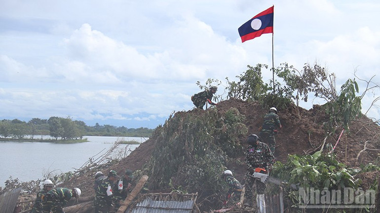 Tìm kiếm nạn nhân trong vụ sạt lở đất. (Ảnh: DUY TOÀN) ndo_br_8.jpg
