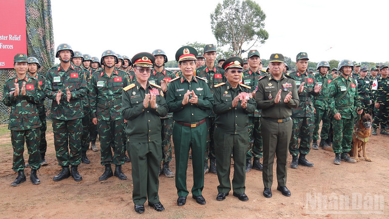 Đại tướng Chansamone Chanyalath, Đại tướng Phan Văn Giang cùng Bộ trưởng Quốc phòng hai nước Lào, Campuchia chúc mừng các chiến sĩ tham gia diễn tập. (Ảnh: DUY TOÀN) ndo_br_1.jpg