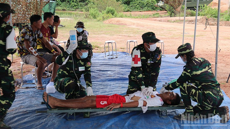 Tiến hành sơ cứu nạn nhân trước khi di chuyển về Bệnh viện dã chiến. (Ảnh: DUY TOÀN) ndo_br_9.jpg