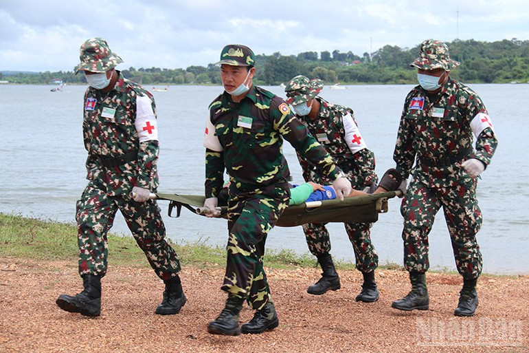 Vận chuyển nạn nhân lên bờ tiến hành sơ cứu. (Ảnh: DUY TOÀN) ndo_br_11.jpg