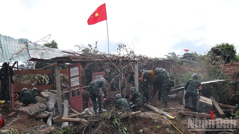 Diễn tập cứu nạn nhân trong vụ sạt lở đất. (Ảnh: TRỊNH DŨNG) ndo_br_7.jpg