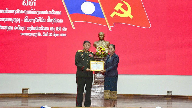 Trao Bằng công nhận: Đường Trường Sơn - đường Hồ Chí Minh trên đất nước Lào là di tích lịch sử cấp quốc gia của nước Cộng hòa Dân chủ Nhân dân Lào. (Ảnh: TRỊNH DŨNG) 3.jpg