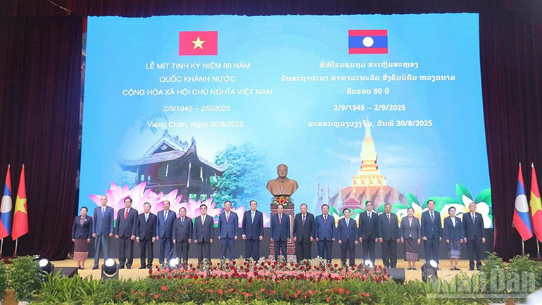 Các đại biểu chụp ảnh lưu niệm. (Ảnh: HẢI TIẾN) ndo_br_2.jpg